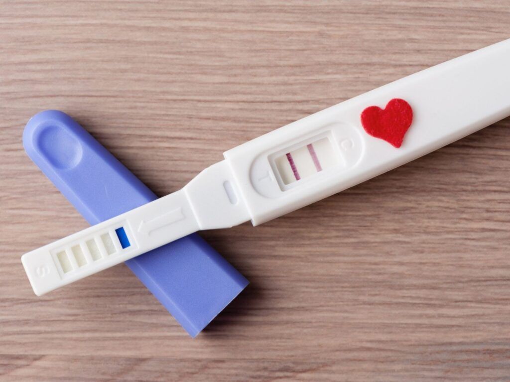 Việc sử dụng bút thử thai vào sáng sớm giúp đảm bảo nồng độ hormone hCG đạt mức cao nhất đem lại kết quả kiểm tra chính xác tuyệt đối - Kiểm tra thai kỳ