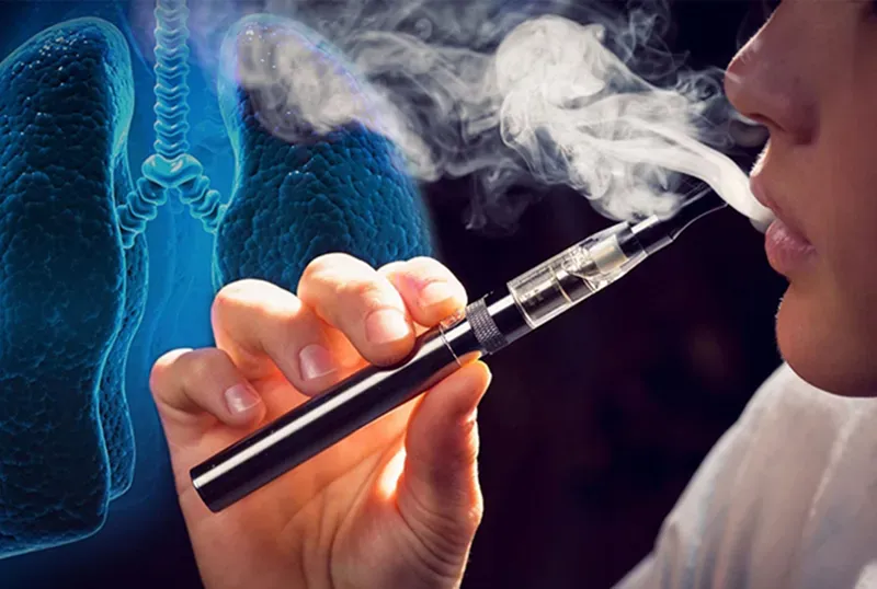 Hình minh họa hút thuốc lá gây ho có màu đờm