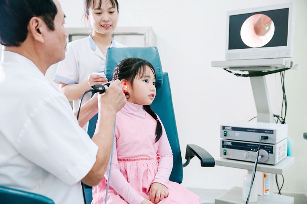 Các triệu chứng đau nhức và ù tai kéo dài cần được kiểm tra bằng nội soi 