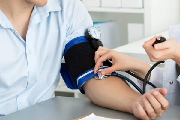 Đo huyết áp hằng ngày giúp kiểm soát yếu tố nguy cơ hàng đầu gây ra đột quỵ