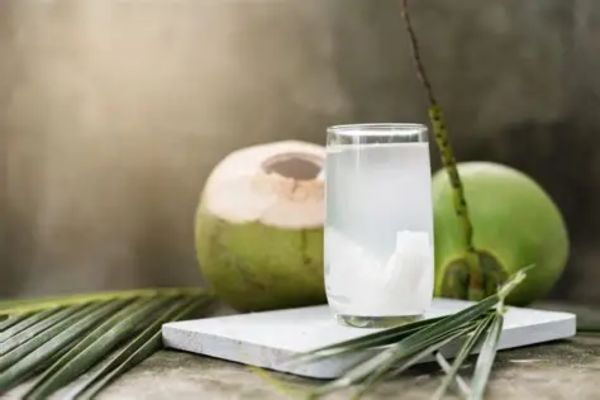 Tuyệt đối không uống nước dừa vào buổi tối muộn hoặc ngay sau khi vừa đi ngoài trời nắng nóng để tránh bị nhiễm lạnh