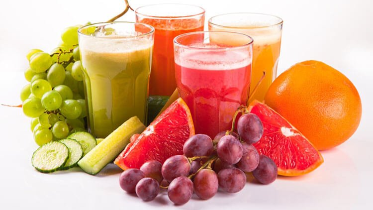 Tích cực bổ sung các loại quả giàu vitamin C và chất điện giải như cam, bưởi, nước dừa bên cạnh chuối