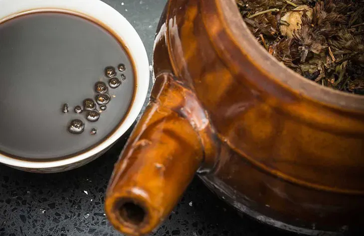 Các hoạt chất flavonoid mang lại công dụng chính của kim tiền thảo cho người sỏi thận (Nguồn: Sưu tầm)