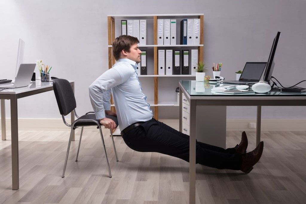 Xây dựng thói quen vận động nhẹ nhàng giữa giờ làm việc giúp ngăn ngừa bệnh trĩ hiệu quả 