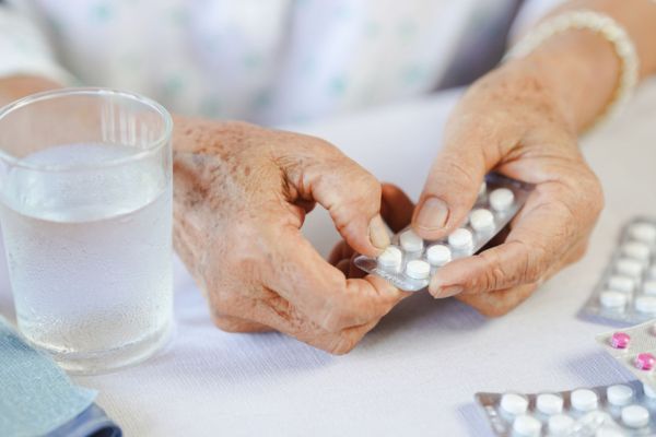 Việc dùng thuốc đúng phác đồ giúp kiểm soát tốt các biến chứng của bệnh 