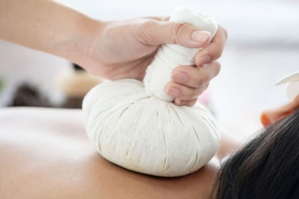 Sơ cứu làm mát cơ thể bằng khăn mát tại các vùng mạch máu lớn là bước đi tiên quyết giúp bảo vệ mẹ và thai nhi