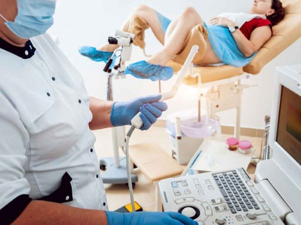 Thực hiện siêu âm đầu dò âm đạo định kỳ giúp phát hiện sớm các bất thường ở buồng trứng 
