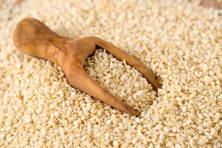 mè trắng nguyên chất, một loại hạt giàu dinh dưỡng và tốt cho sức khỏe