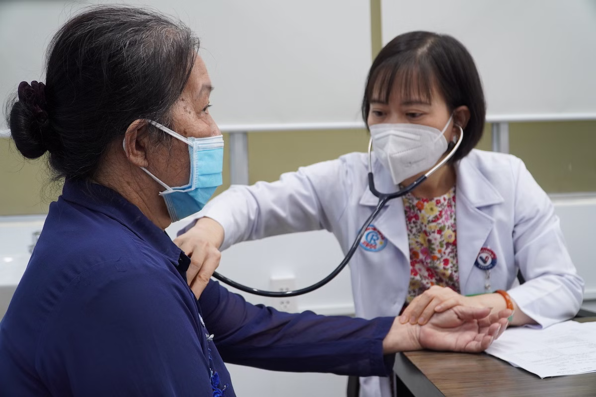 Hình minh họa bác sĩ thăm khám chuyên khoa giúp đưa ra phác đồ điều trị tối ưu cho các ca bệnh khó