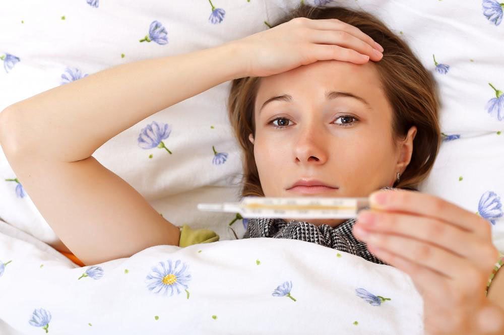 Cần sử dụng nhiệt kế để xác định chính xác mức độ sốt của trẻ 