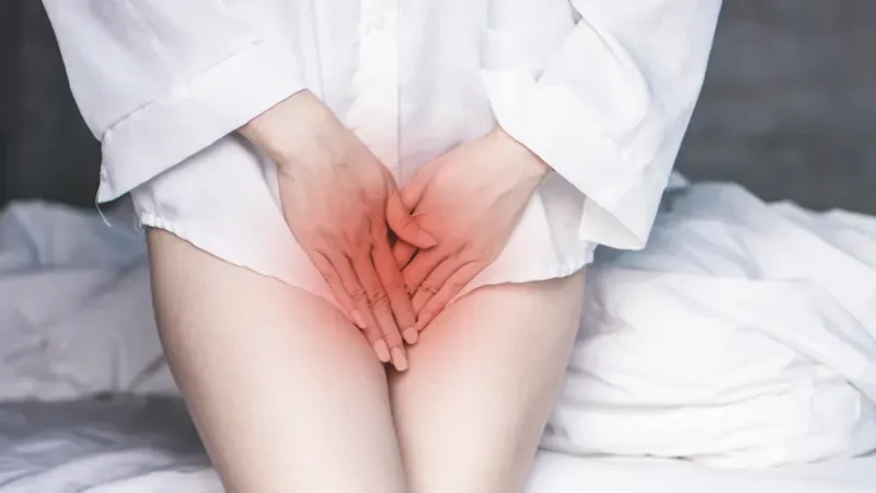 Ra máu âm đạo kèm co thắt vùng bụng dưới là những dấu hiệu sớm nhất của tình trạng sảy thai