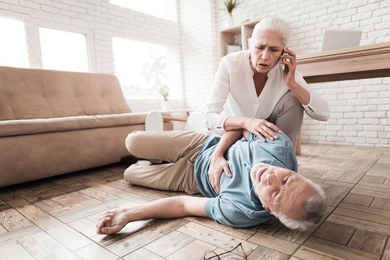 Đột tử liên quan đến sự ngưng trệ của tim, trong khi đột quỵ là biến cố tổn thương mạch máu tại não