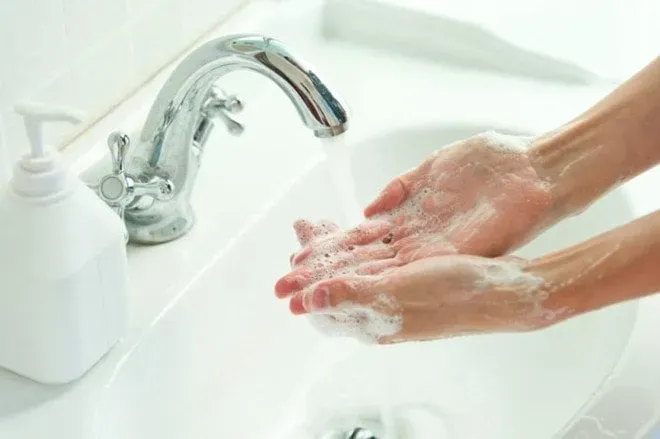 Vệ sinh đúng cách cũng giúp hjan chế tình trạng mọc mụn,.
