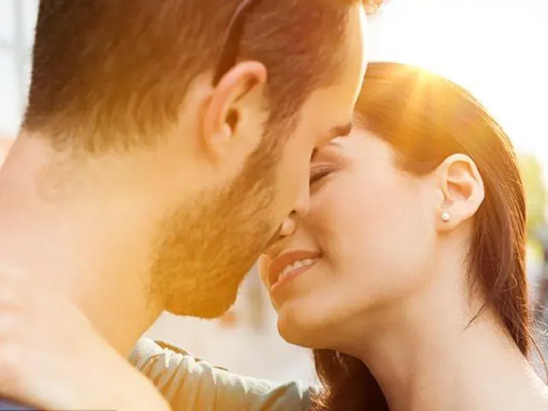 Hơi thở thơm mát và đôi môi mềm mại là nền tảng cho một nụ hôn hoàn hảo, đong đầy cảm xúc