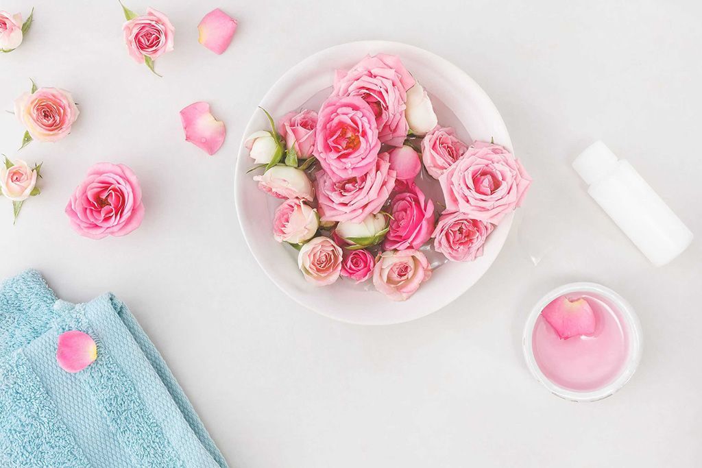 Đặc điểm thực vật của cây hồng hoa với cụm hoa đỏ thẫm rực rỡ