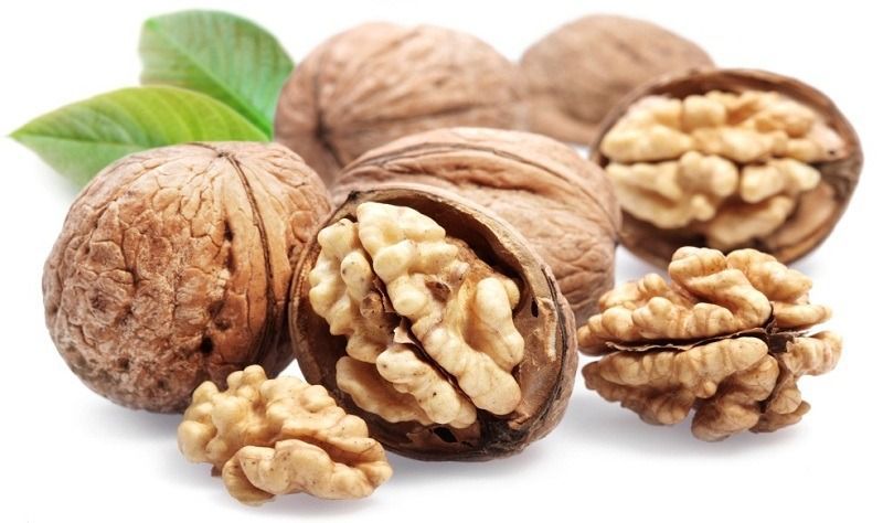 Hình ảnh minh họa các loại hạt và trái cây thường được sử dụng trong chế độ ăn uống lành mạnh. 