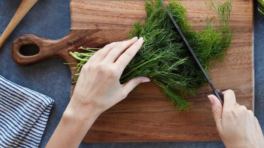 Cần thận trọng khi sử dụng tinh dầu thì là cho phụ nữ mang thai