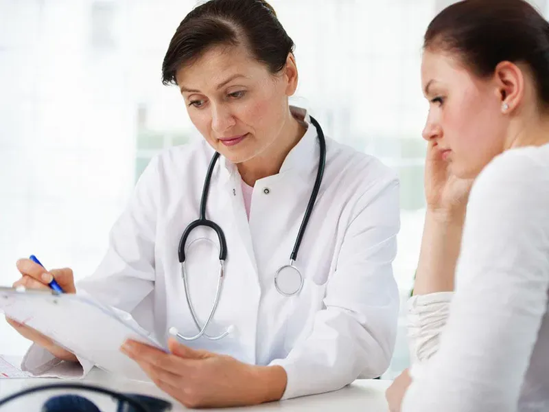 Thăm khám phụ khoa là bước cần thiết khi máu kinh có những dấu hiệu bất thường