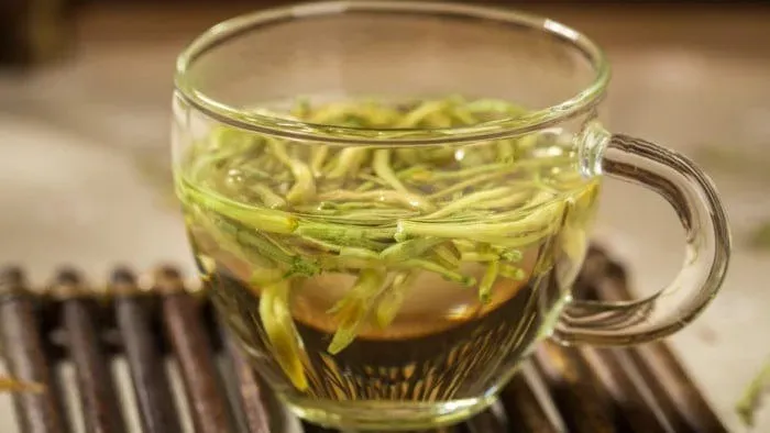Pha trà đúng cách giúp đảm bảo những điều cần lưu ý khi sử dụng kim ngân hoa