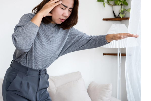 Cảm giác chóng mặt khi thay đổi tư thế đột ngột là một tác dụng phụ thường gặp do huyết áp đang được điều chỉnh