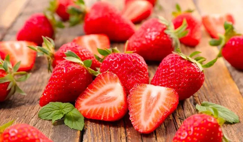 Tăng cường bổ sung dâu tây và các loại quả giàu vitamin C hỗ trợ cơ thể đào thải axit uric tốt hơn 