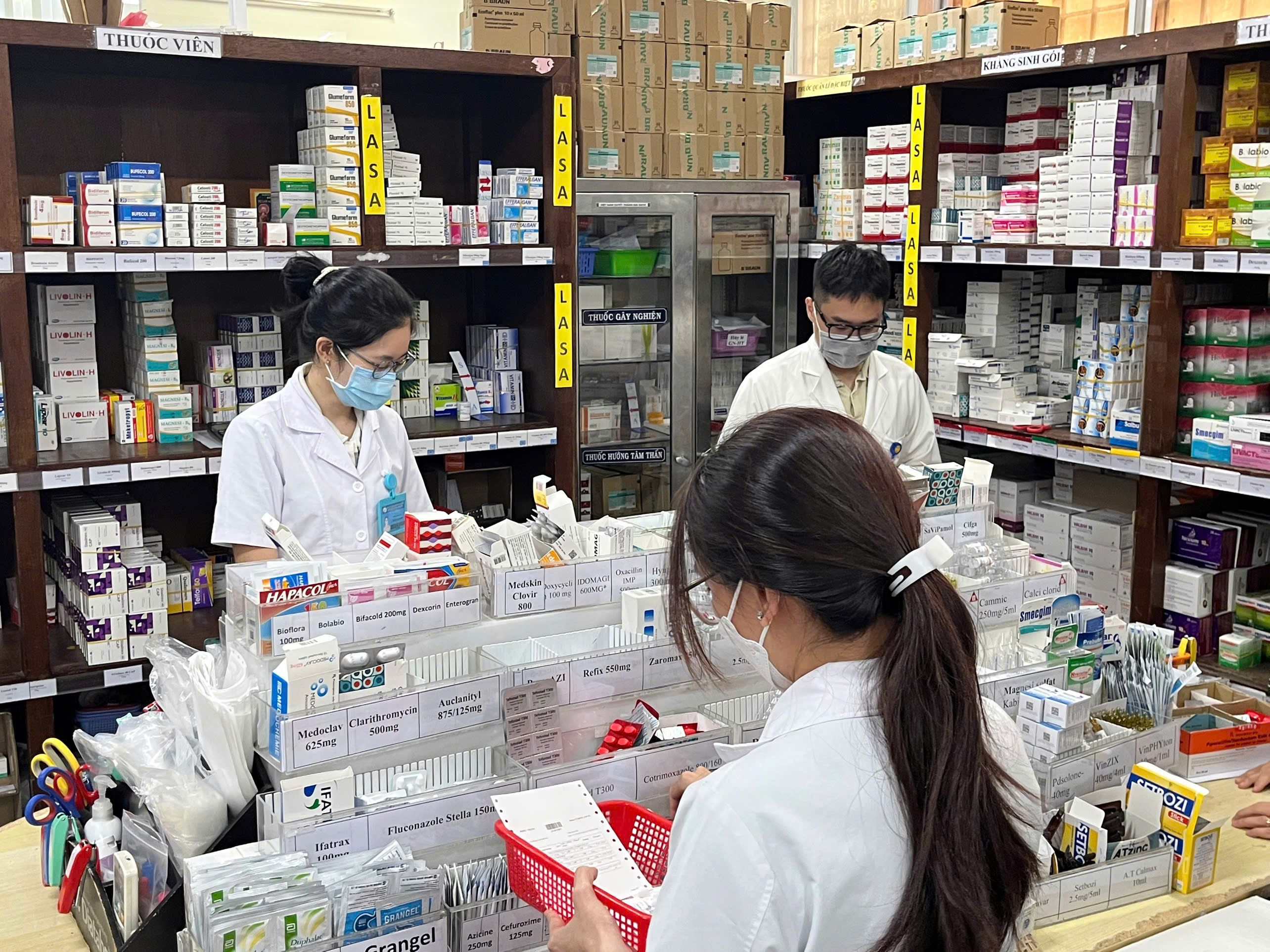 Hình minh họa nhân viên y tế luôn sẵn lòng hướng dẫn người dân làm thủ tục