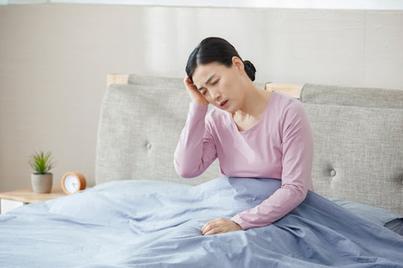 Sự sụt giảm estrogen sau mãn kinh gây ảnh hưởng trực tiếp đến mật độ xương và sức khỏe tim mạch