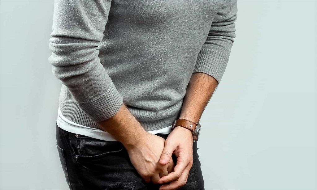 Viêm tinh hoàn có thể gây sưng và đau tinh hoàn bên trái ở nam giới