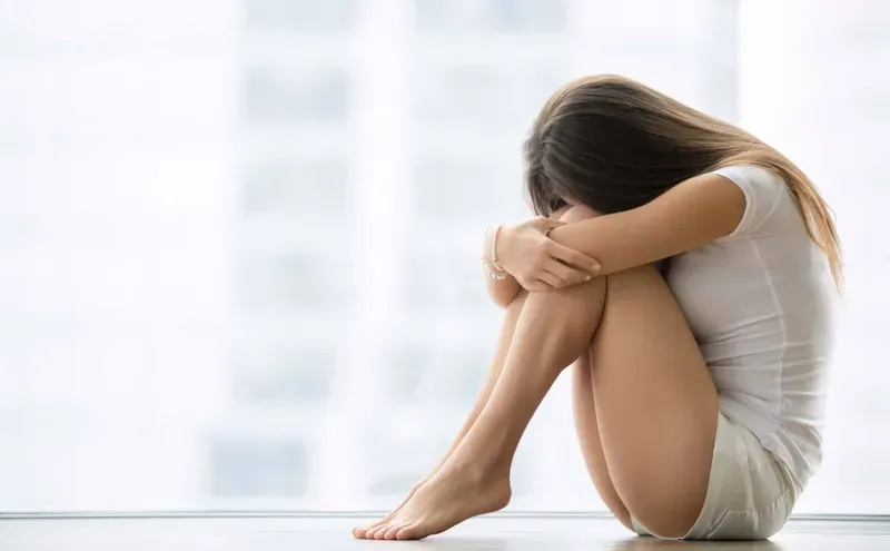 Kinh nguyệt màu đen kèm theo mùi hôi và đau bụng là tín hiệu cần đi thăm khám bác sĩ phụ khoa