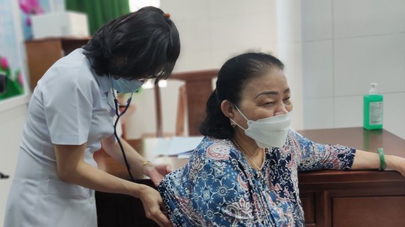 Việc thăm khám chuyên khoa hô hấp và thực hiện các test chức năng phổi thường xuyên giúp bác sĩ đánh giá chính xác mức độ tổn thương để điều chỉnh phác đồ kịp thời