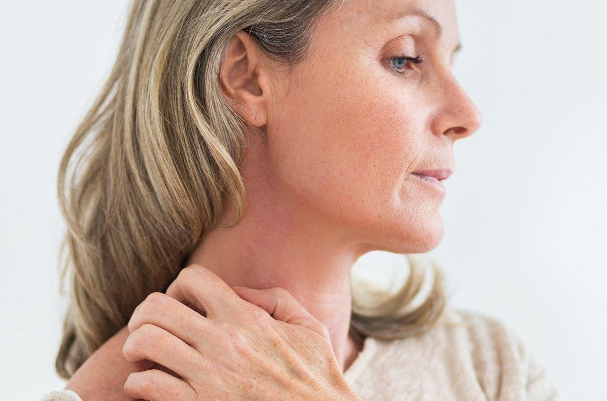 Thoa các loại gel làm mát hoặc kem dưỡng ẩm dịu nhẹ giúp giảm kích ứng và ngăn chặn hành động gãi gây tổn thương da.