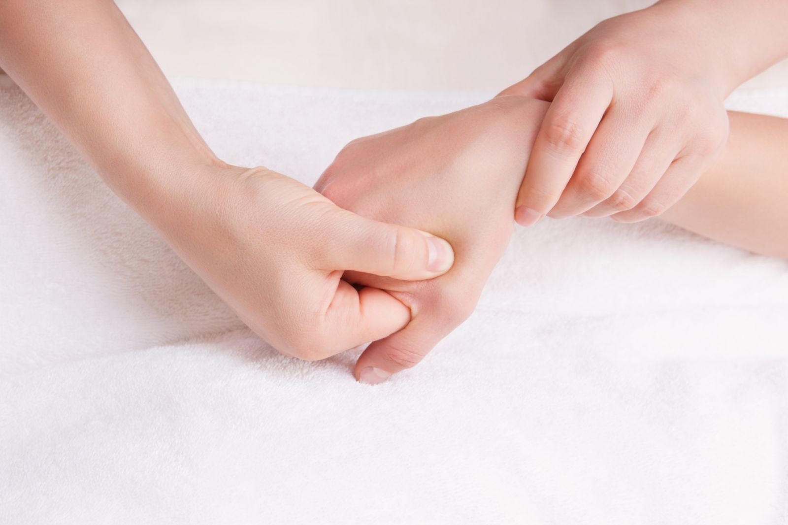 Bấm huyệt là phương pháp hỗ trợ phục hồi chức năng vận động rất tốt ở giai đoạn sau đột quỵ