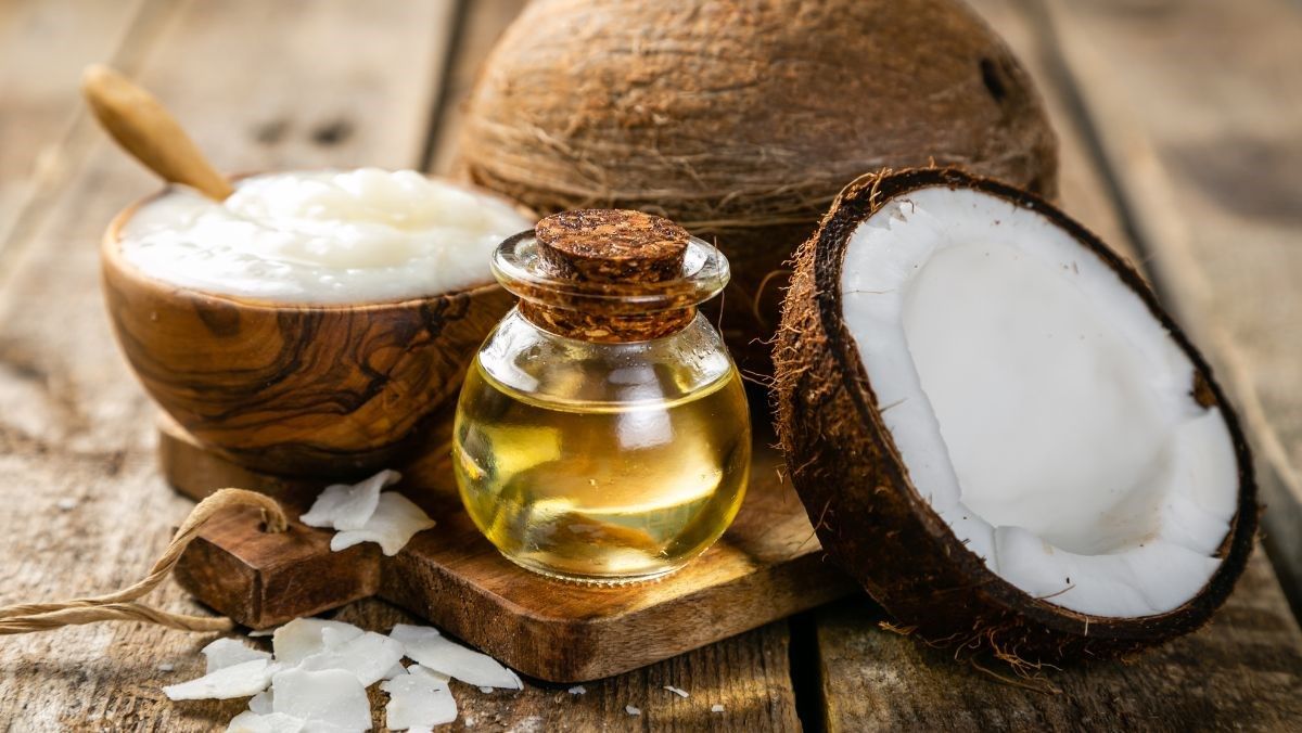 Thoa dầu dừa thường xuyên cũng giúp tạo lớp màng bảo vệ đôi môi nhạy cảm