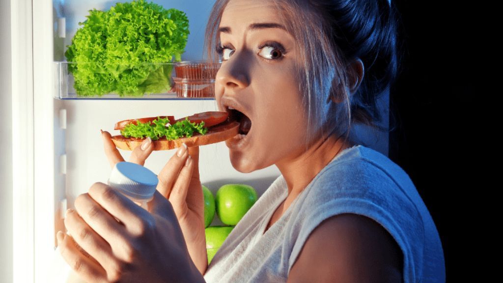 Đồ ăn nhanh và thực phẩm chế biến sẵn thường được nhiều người lựa chọn vì tính tiện lợi, tuy nhiên lại tiềm ẩn nhiều yếu tố không có lợi cho người tiểu đường. Các loại thực phẩm này thường chứa hàm lượng cao đường, muối và chất béo không lành mạnh, đồng thời ít chất xơ và vi chất dinh dưỡng. Điều này có thể khiến đường huyết tăng nhanh sau khi ăn và khó kiểm soát trong thời gian dài.Người tiểu đường tránh ăn các loại thức ăn nhanh nhiều dầu mỡ