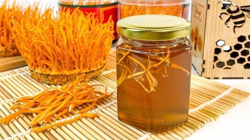 Ngâm mật ong cùng đông trùng hạ thảo giúp tăng cường hiệu quả xoa dịu hệ thần kinh