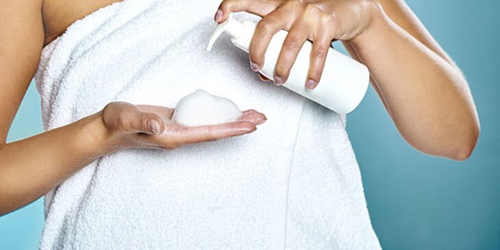 Thoa một lớp kem mỏng ngoài da theo đúng liều lượng hướng dẫn của nhân viên y tế