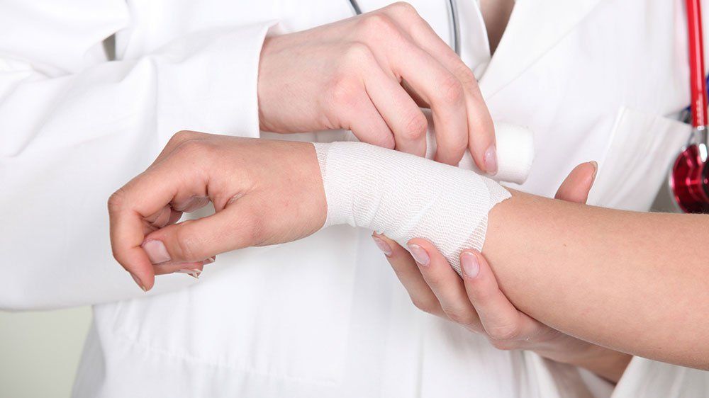 Sơ cứu vết thương đúng cách ngay sau sự cố là bước đầu tiên quan trọng trong quy trình dự phòng 