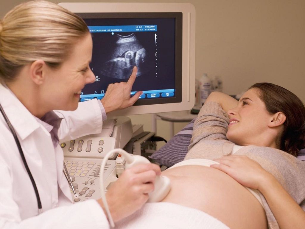 Hình ảnh thai nhi 35 tuần tuổi với vẻ ngoài mũm mĩm và đang ở tư thế ngôi thuận