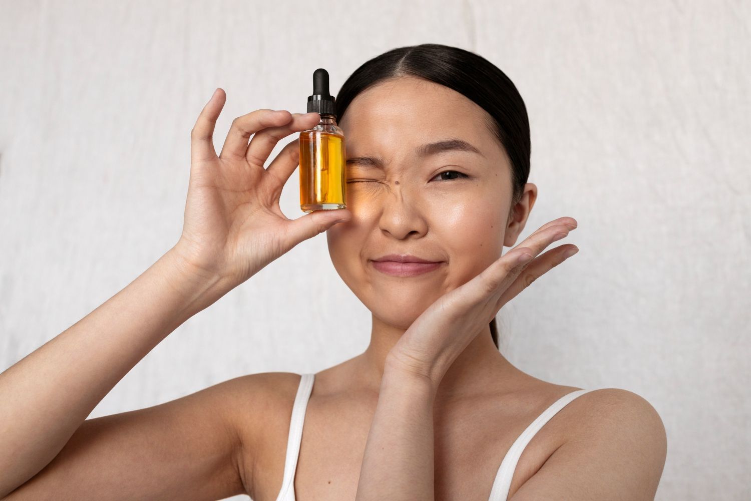 Người có làn da dầu hoặc mụn nên cẩn trọng khi thoa dầu oliu trực tiếp lên mặt để tránh bít tắc lỗ chân lông