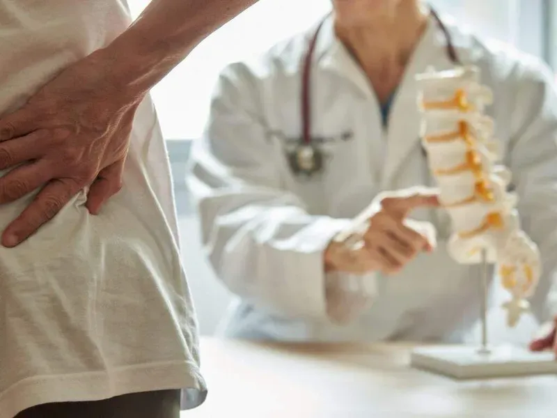 Vàng da và đau hạ sườn phải là những dấu hiệu cảnh báo gan đang bị tổn thương do di căn 