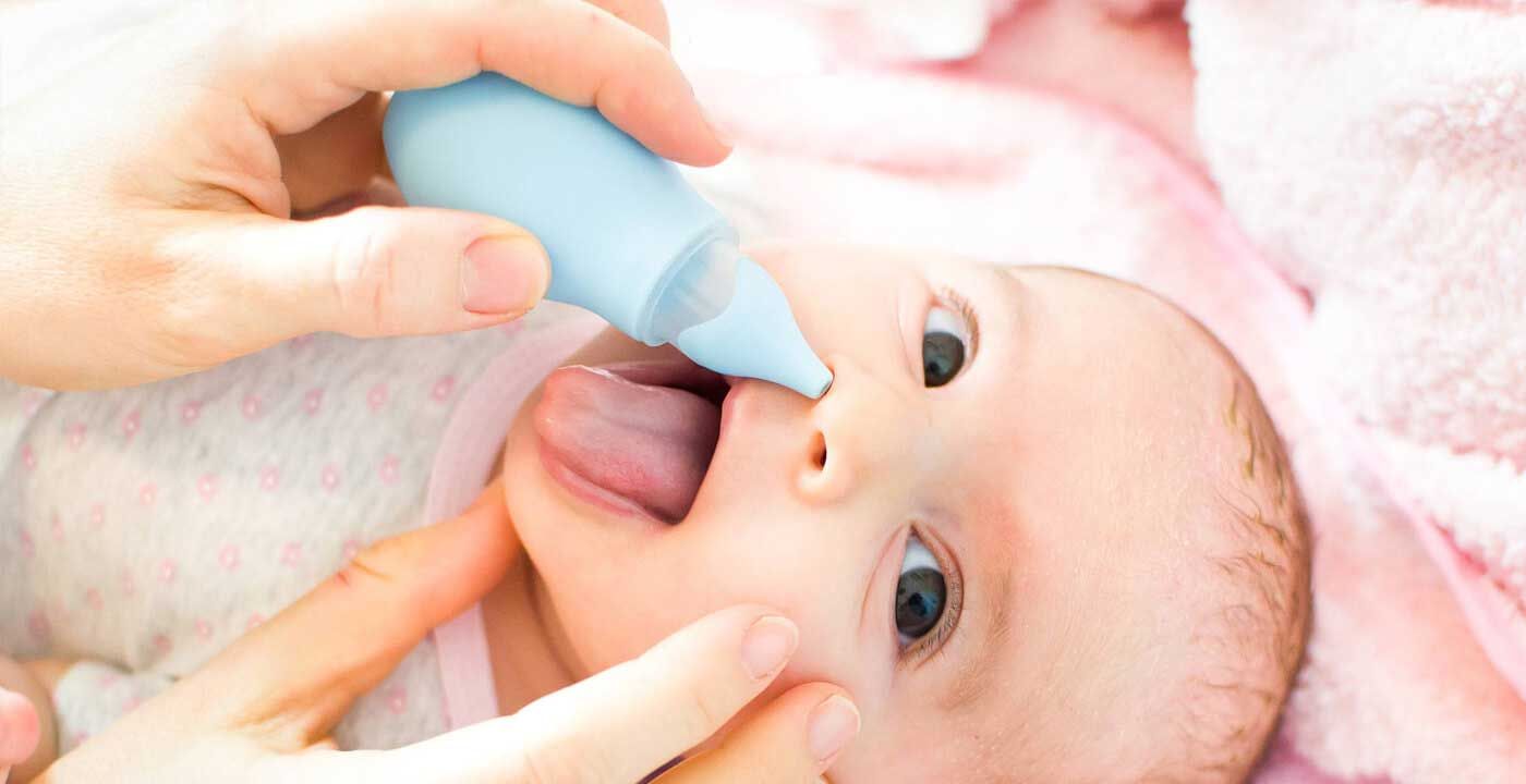 Nhỏ nước muối sinh lý giúp làm sạch và thông thoáng đường thở cho trẻ