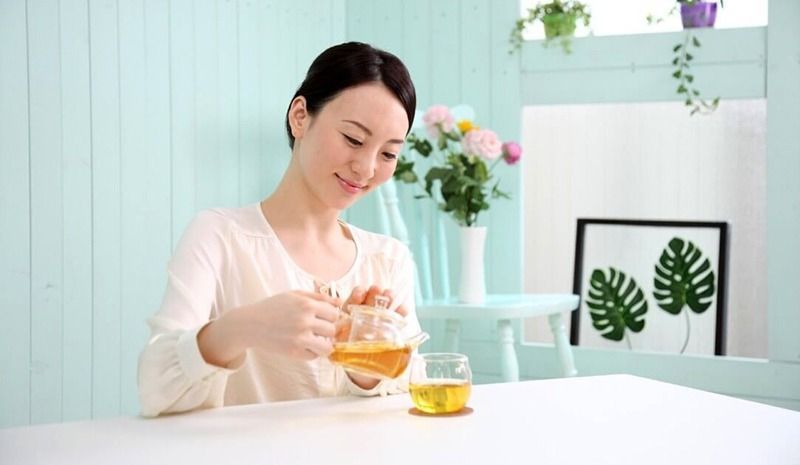 Việc uống trà đúng thời điểm giúp liều dùng và cách dùng liên diệp an toàn, khoa học