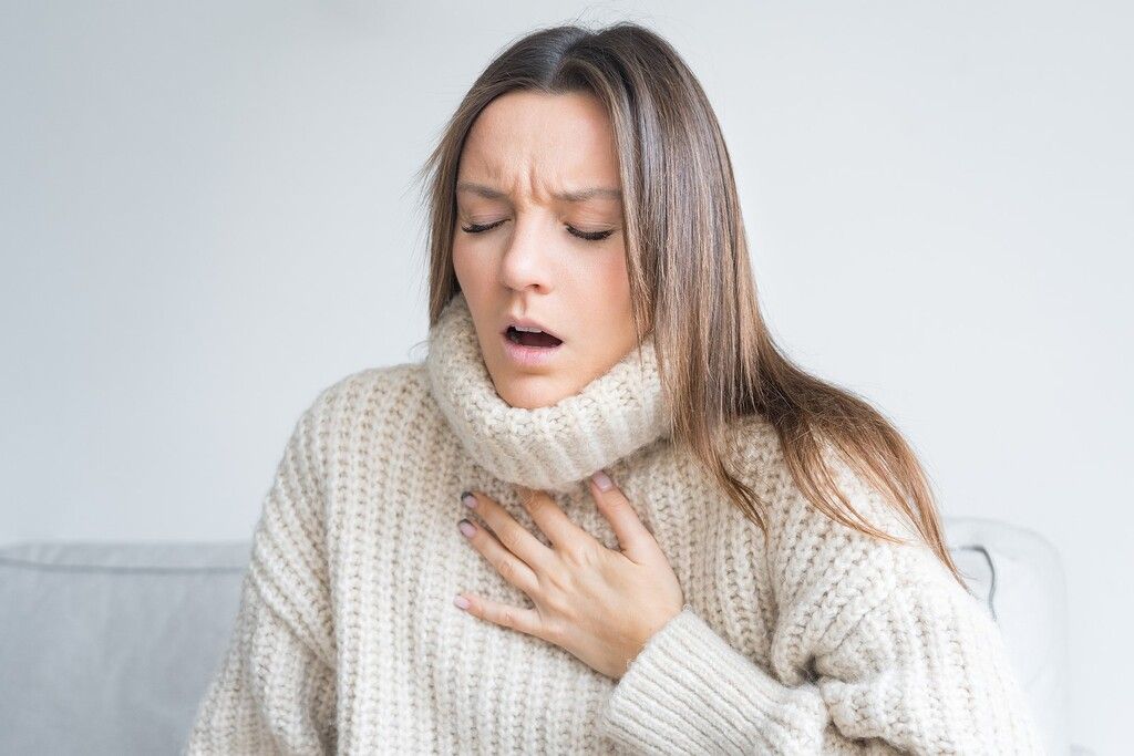 Khi bị dị ứng, ngoài nổi mẩn đỏ trên da, người bệnh còn có thể gặp các triệu chứng khác như ngứa, sưng nhẹ, chảy nước mũi hoặc khó thở trong trường hợp nặng. Tình trạng nổi mẩn đỏ trên da có thể xảy ra khi cơ thể phản ứng với các tác nhân gây dị ứng
