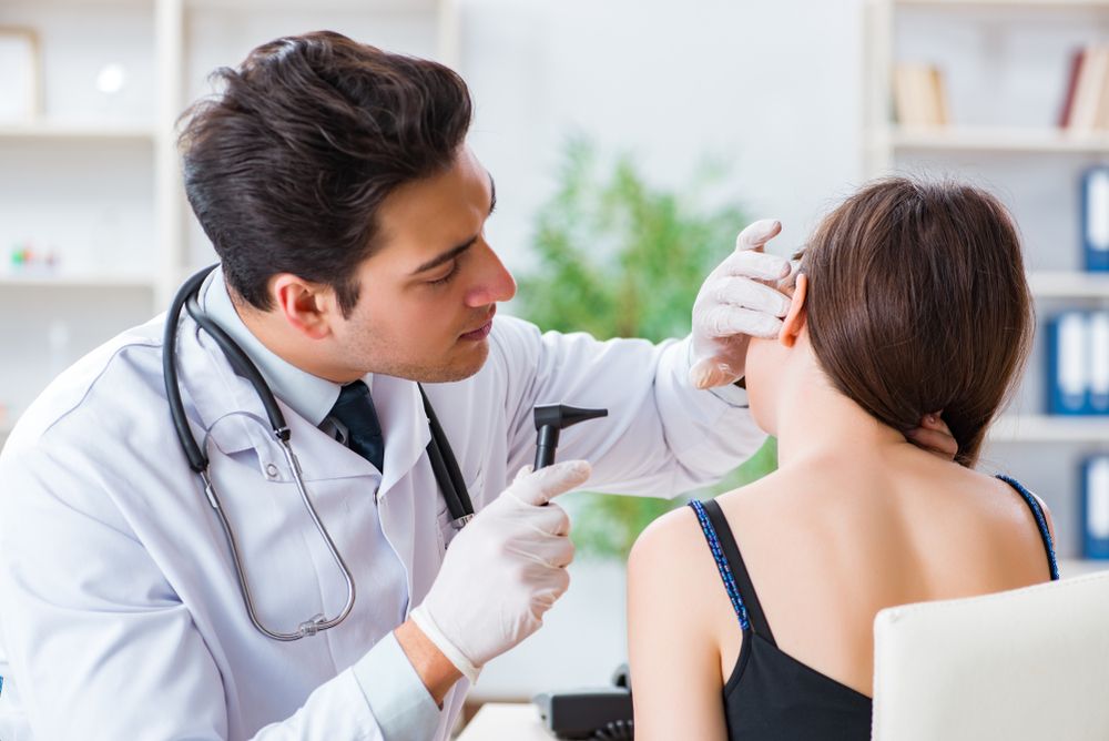 Bệnh nhân cần được nội soi kiểm tra tình trạng màng nhĩ trước khi tiến hành nhỏ thuốc Auricularum