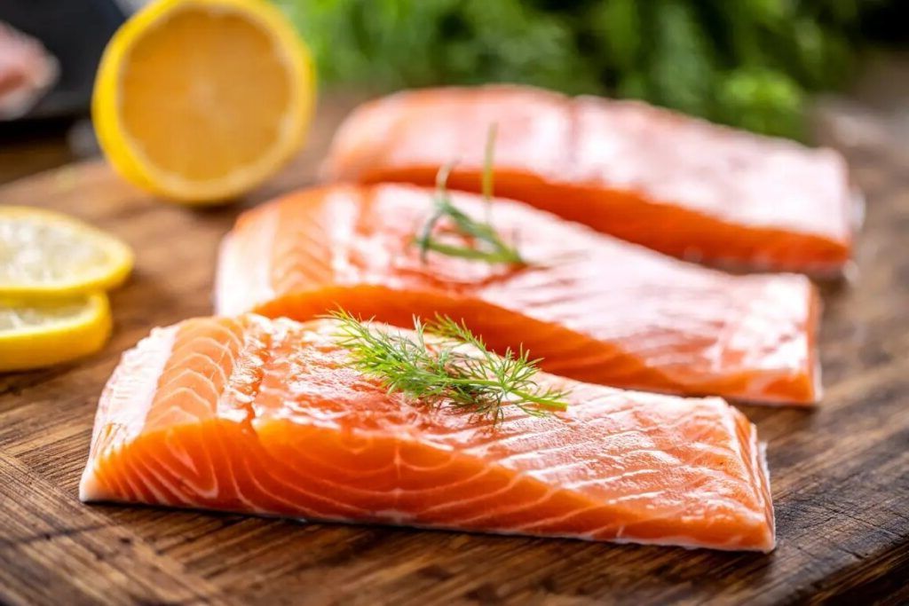Hình ảnh cá hồi là nguồn cung cấp omega 3 phổ biến trong chế độ ăn uống. 