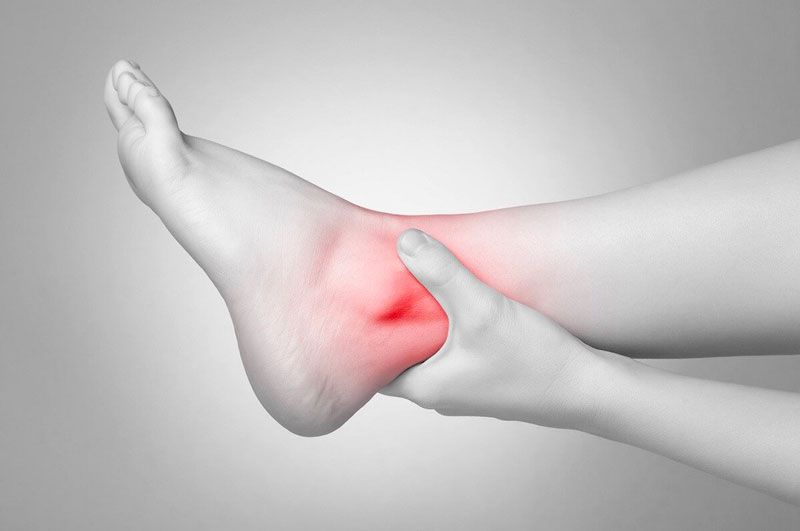 Sưng mắt cá chân có thể xảy ra do viêm hoặc tích tụ dịch trong mô mềm