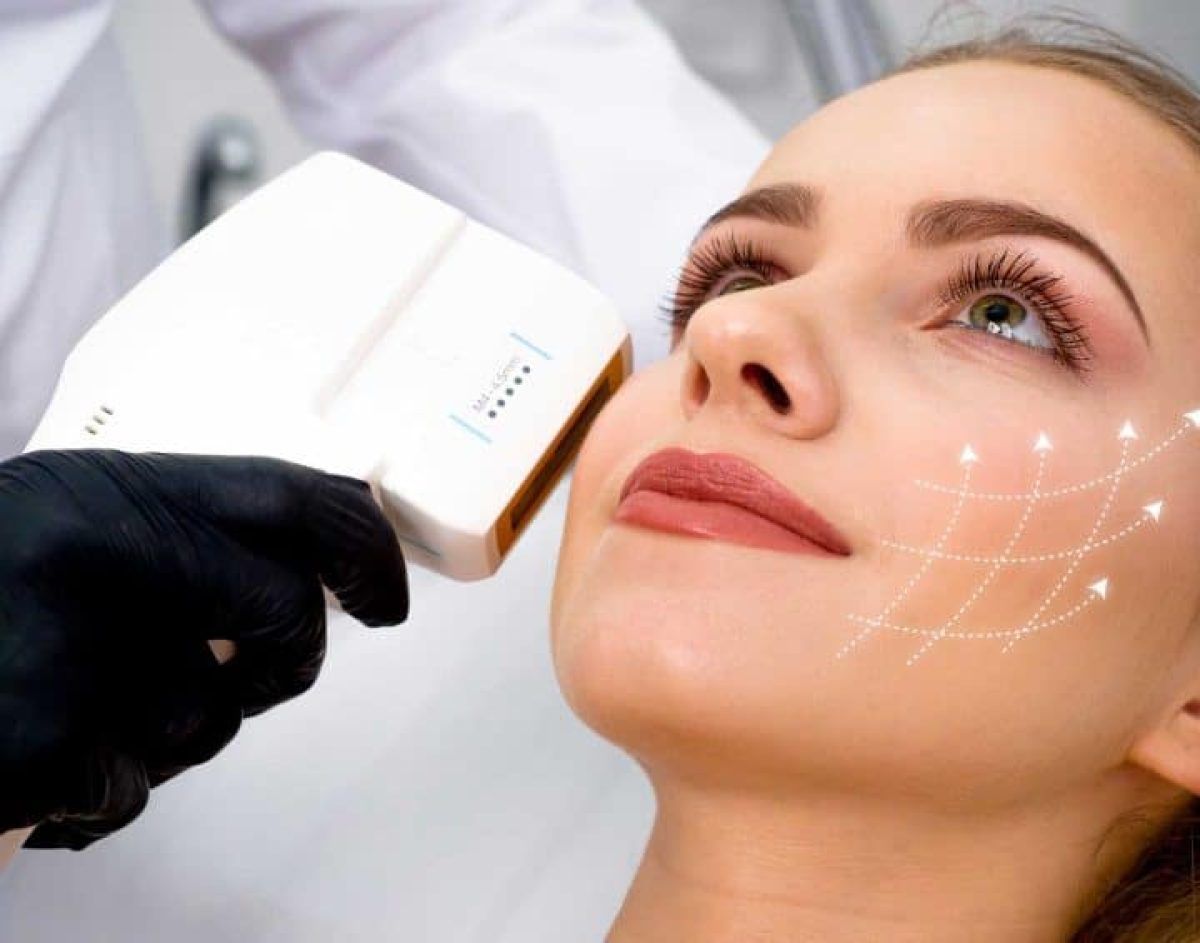 PHỤ NỮ CHĂM SÓC DA HÀNG NGÀY VỚI QUY TRÌNH ĐƠN GIẢN HIỆU QUẢ