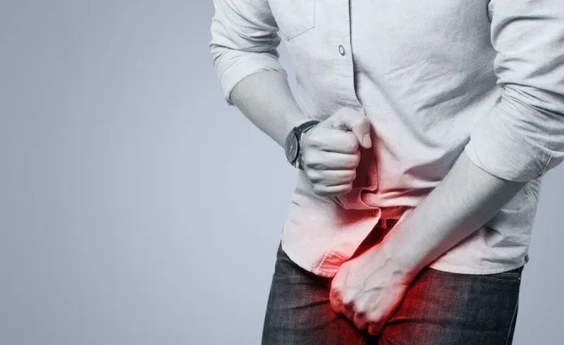 Trong nhiều trường hợp, quy đầu nổi mẩn đỏ không ngứa không phải là tình trạng nguy hiểm và có thể cải thiện khi loại bỏ yếu tố kích ứng hoặc điều chỉnh thói quen sinh hoạt. Tuy nhiên, nếu tình trạng kéo dài, lan rộng hoặc xuất hiện thêm các dấu hiệu bất thường khác, đây có thể là dấu hiệu cảnh báo một số bệnh lý cần được kiểm tra. Việc bỏ qua các triệu chứng kéo dài có thể làm chậm quá trình chẩn đoán và điều trị. Việc thăm khám sớm giúp xác định nguyên nhân gây mẩn đỏ ở quy đầu Do đó, nếu bạn nhận thấy các nốt mẩn đỏ xuất hiện kéo dài hoặc có xu hướng thay đổi kích thước, hình dạng, bạn nên cân nhắc đến cơ sở y tế để được đánh giá.