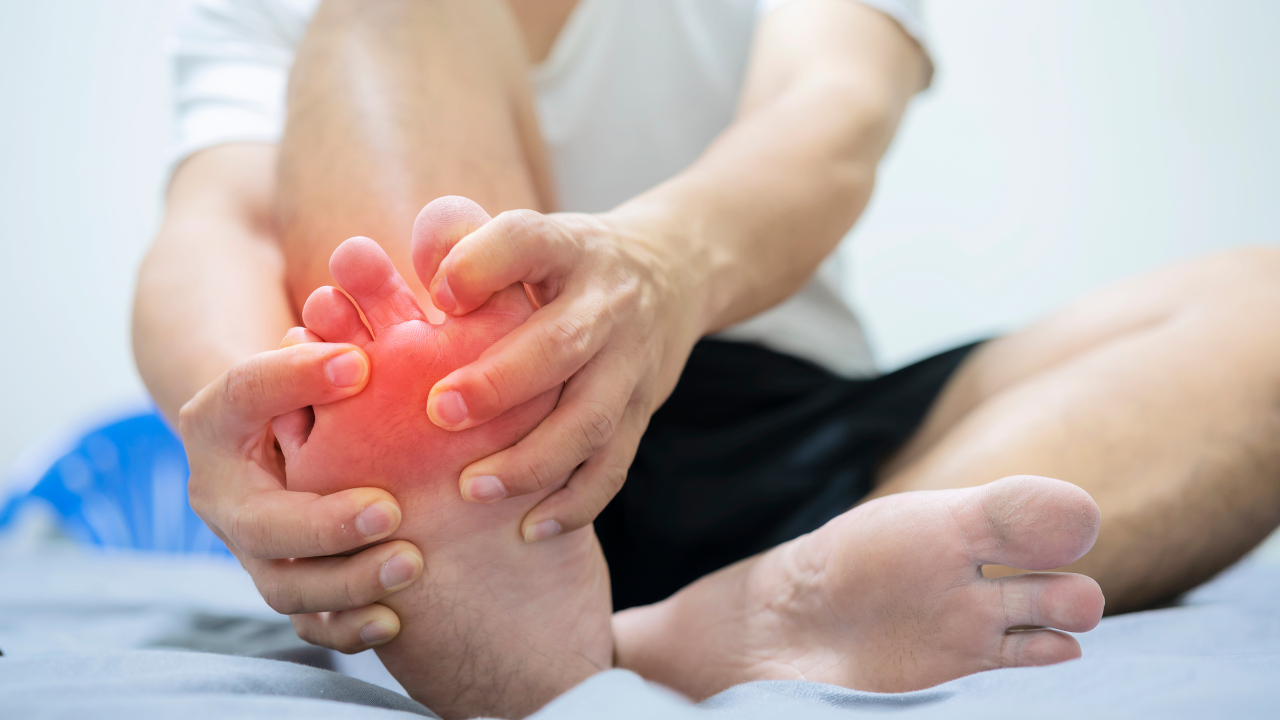 Bệnh gút gây nên các cơn đau tại các khớp chân thường xuyên