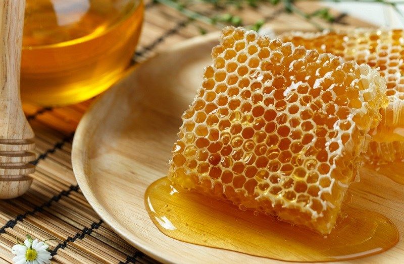 Keo ong thô được thu hoạch trực tiếp từ tổ ong chứa hàm lượng kháng sinh tự nhiên cao